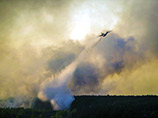 Однако огонь все еще полыхает в Иванковскому лесу, который находится вне зоны отчуждения