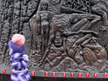 Девочка рассматривает памятник жертвам Голодомора во Львове