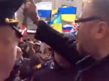 Полиция Петербурга оградила ЛГБТ-активистов от Милонова на первомайском шествии Полиция Петербурга оградила ЛГБТ-активистов от Милонова на первомайском шествии