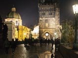 Туристы в масках Гитлера напугали жителей еврейского квартала Праги