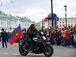 В субботу на Дворцовой площади в Петербурге прошло открытие байкерского сезона, в котором поучаствовали более тысячи мотоциклисто