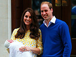 Герцогиня Кэтрин и принц Уильям показали публике, собравшейся у лондонской больницы святой Марии, свою новорожденную дочь - пока еще безымянную принцессу Кембриджскую
