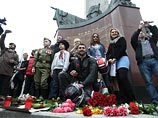 За акцией следили более 500 зрителей, а также несколько полицейских. Возложение венка произошло без инцидентов За акцией следили более 500 зрителей, а также несколько полицейских. Возложение венка произошло без инцидентов