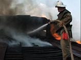 В Свердловской области огонь от горящей сухой травы перекинулся на жилые дома, на помощь спешит авиация