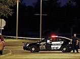 По предварительным данным, неизвестные подъехали к выставке на автомобиле и открыли огонь. Полицейские начали стрелять в ответ, убив преступников. Находящиеся на месте инцидента сотрудники СМИ пишут, что, возможно, ранения получил один страж порядка По предварительным данным, неизвестные подъехали к выставке на автомобиле и открыли огонь. Полицейские начали стрелять в ответ, убив преступников. Находящиеся на месте инцидента сотрудники СМИ пишут, что, возможно, ранения получил один страж порядка