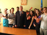 Первую партию паспортов вручили в самопровозглашенной Луганской народной республике (ЛНР) 10 школьникам, достигшим 16 лет Первую партию паспортов вручили в самопровозглашенной Луганской народной республике (ЛНР) 10 школьникам, достигшим 16 лет