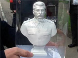 Немецкие дипломаты отказались принять в дар от КПРФ бюст Сталина и Знамя Победы Немецкие дипломаты отказались принять в дар от КПРФ бюст Сталина и Знамя Победы