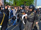 В Москве полиция задерживает участников акции в память третьей годовщины митинга на Болотной 
