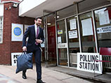 На парламентских выборах в Великобритании побеждают консерваторы, лидеры проигравших партий уходят в отставку