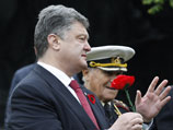 Президент Украины Петр Порошенко поблагодарил руфера Mustang Wanted за то, что он украсил монумент "Родина-мать" в Киеве венком из маков