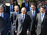 Путин прогулялся к Могиле Неизвестного Солдата и сфотографировался с зарубежными гостями Путин прогулялся к Могиле Неизвестного Солдата и сфотографировался с зарубежными гостями