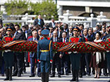 После парада в Москве президент России Владимир Путин и почетные гости - руководители государств и международных организаций - направились к Могиле Неизвестного солдата, где возложили цветы
