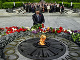 Перед тем, как принять присягу, Порошенко возложил букет живых цветов у подножия могилы Неизвестного солдата, привстав на колено и перекрестившись