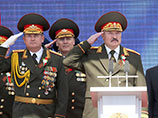 Президент страны Александр Лукашенко, вернувшийся из Москвы, принял парад в военной форме