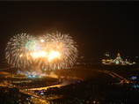 Ровно в 22:00 был сделан первый залп, после чего в течение примерно десяти минут были произведены порядка десяти тысяч выстрелов Ровно в 22:00 был сделан первый залп, после чего в течение примерно десяти минут были произведены порядка десяти тысяч выстрелов