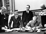 Пакт Молотова-Риббентроппа, или договор о ненападении между Германией и СССР, подписанный в 1939 году в Москве главами МИД двух государств, включал в себя секретный протокол Пакт Молотова-Риббентроппа, или договор о ненападении между Германией и СССР, подписанный в 1939 году в Москве главами МИД двух государств, включал в себя секретный протокол