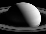 А в другой части солнечной системы еще один аппарат, Cassini, сделал новые снимки газового гиганта Сатурна с его кольцами
