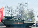 На торжествах 9 мая по площади проехали десятки тяжелых гусеничных машин, среди которых: БМД-4М, многоцелевой бронетранспортер "Ракушка", подвижный грунтовый ракетный комплекс "ЯРС", танки Т-90, бронетехника на платформах "Армата", "Курганец" и "Бумеранг"