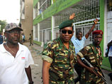 "Президент Нкурунзиза уволен, его правительство отправлено в отставку", - заявил генерал Нийомбаре в окружении других высших армейских чинов и нескольких офицеров полиции