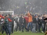 Фанаты "Днепра" устроили "Майдан" на поле киевского стадиона