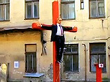 Официальный представитель латвийского МИДа Иван Ласис в интервью латвийскому радио Baltcom заявил, что фигуру "распятого Путина" как арт-объект следует оценивать искусствоведам Официальный представитель латвийского МИДа Иван Ласис в интервью латвийскому радио Baltcom заявил, что фигуру "распятого Путина" как арт-объект следует оценивать искусствоведам