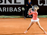 Российская тенниситка Мария Шарапова, переиграв за полтора часа белоруску Викторию Азаренко со счетом 6:3, 6:2, вышла в полуфинал турнира в Риме, призовой фонд которого превышает 2,4 миллиона долларов