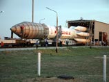 Ракета-носитель "Протон-" с мексиканским спутником связи "МекСат" вывезена на стартовый комплекс, 14 мая 2015 года Ракета-носитель "Протон-" с мексиканским спутником связи "МекСат" вывезена на стартовый комплекс, 14 мая 2015 года