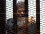 Суд Египта в субботу приговорил бывшего президента страны Мухаммеда Мурси к смертной казни по обвинению в побеге из тюрьмы в 2011 году, передает AFP. Вместе с Мурси к высшей мере приговорили еще 105 участников побега