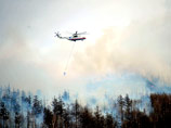 Вертолет МЧС РФ тушит лесные пожары в окрестностях Читы, 19 апреля 2015 года
