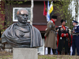 Петербургские казаки поставили памятник Путину в стиле римского императора