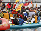 Сотни активистов Greenpeace спели у нефтяной платформы Shell у берегов Сиэтла