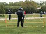 Участников акции охраняли десятки полицейских, а место проведения на Марсовом поле огородили двойным забором