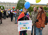 Между тем в Санкт-Петербурге 17 мая состоялся ЛГБТ-флешмоб, собравший около 300 человек