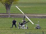 Одноместный вертолет с эмблемой почтовой службы США 15 апреля приземлился у главного здания Конгресса США на Капитолийском холме