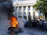 В Киеве активисты "финансового Майдана" устроили потасовки с милицией и перекрыли улицы у здания Рады