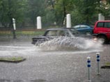 Уровень воды достиг нескольких десятков сантиметров, колеса некоторых троллейбусов практически полностью в воде, движение автотранспорта почти полностью затруднено Уровень воды достиг нескольких десятков сантиметров, колеса некоторых троллейбусов практически полностью в воде, движение автотранспорта почти полностью затруднено