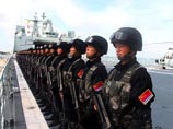 В ней отмечается, что в современных условиях китайская армия намерена придерживаться позиции "активной обороны", но в то же время ускорять модернизацию армии, твердо отстаивать свой суверенитет и интересы, а также развивать внешние военные связи, в том чи