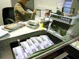 Кризис заставил жителей России сократить переводы средств за рубеж Кризис заставил жителей России сократить переводы средств за рубеж