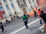 Пикет ЛГБТ-активистов с файерами у мэрии Москвы обернулся потасовкой
