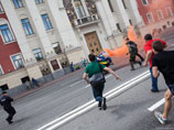 Пикет ЛГБТ-активистов с файерами у мэрии Москвы обернулся потасовкой Пикет ЛГБТ-активистов с файерами у мэрии Москвы обернулся потасовкой