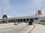 Автомобиль протаранил стену терминала аэропорта Лос-Анджелеса, троих госпитализировали