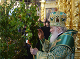 Накануне патриарх поздравил россиян с днем рождения Церкви - Святой Троицей, а сегодня празднуется Духов день