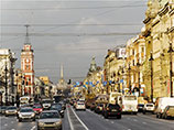 Одиночные пикеты с требованием "убрать" гомосексуалов из окружения губернатора Георгия Полтавченко проходят вдоль Невского проспекта