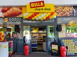 В 1953 году он открыл первую в Вене аптеку с самообслуживанием, которая со временем стала продуктовым магазином. К концу десятилетия под управлением Влашека была сеть из 45 магазинов, а к 1996 году - сеть супермаркетов Billa (от Billiger Laden - "дешевые 
