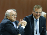 СМИ узнали, что "правая рука" президента ФИФА Зепа Блаттера (слева) Жером Вальке (справа) перевел 10 млн долларов одному из фигурантов дела о коррупции
