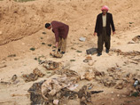 Это не единственная страшная находка подобного рода: за последние месяцы курдские вооруженные отряды "пешмерга" обнаружили множество могил с останками езидов, убитых боевиками "Исламского государства"