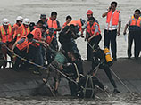 К утру среды водолазам удалось спасти из воды 14 пассажиров и членов экипажа теплохода