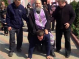 В Приднестровье священник изгонял бесов, катаясь верхом на "грешнике" (ВИДЕО) В Приднестровье священник изгонял бесов, катаясь верхом на "грешнике" (ВИДЕО)