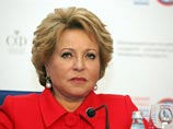 Спикер Совета Федерации Валентина Матвиенко не исключила, что верхняя палата проведет внеочередное заседание, и попросила в этой связи коллег "далеко не отлучаться"