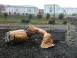 Мужчина повис на руке у "вождя", но памятник не выдержал тяжести и развалился Мужчина повис на руке у "вождя", но памятник не выдержал тяжести и развалился